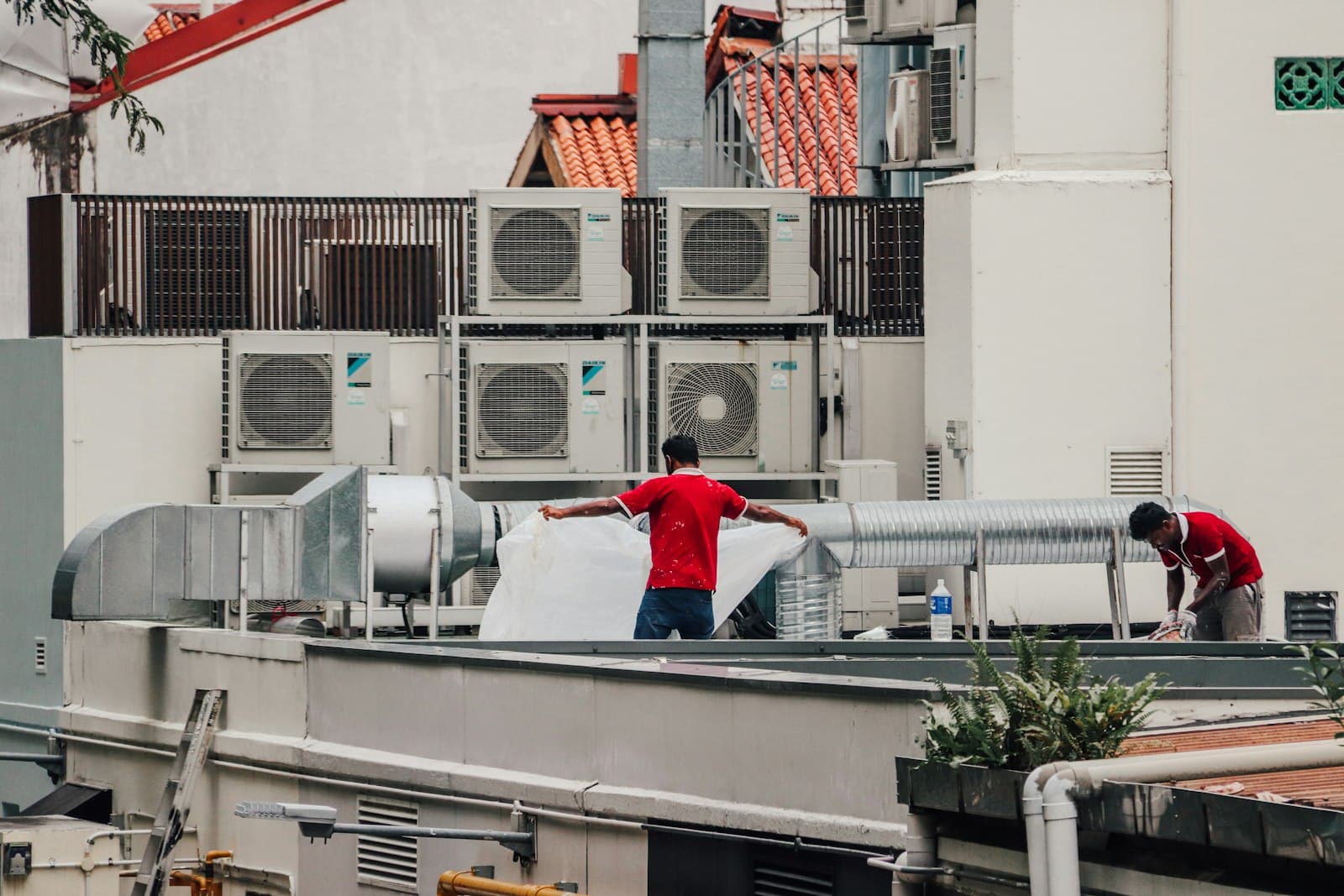 Techniciens en intervention sur des unités de climatisation